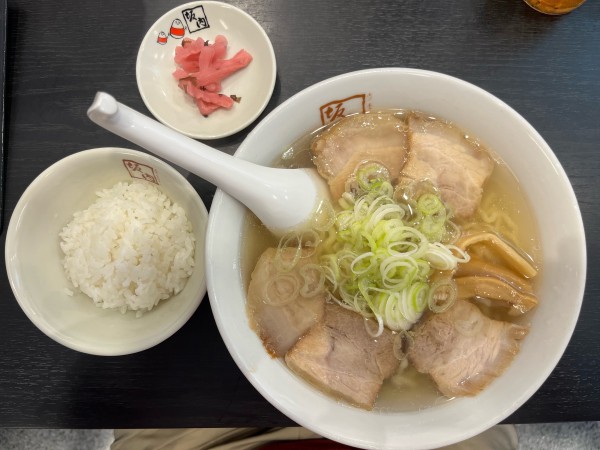 「塩味の喜多方ラーメン 820円、ライス 無料」@喜多方ラーメン 坂内 大塚店の写真