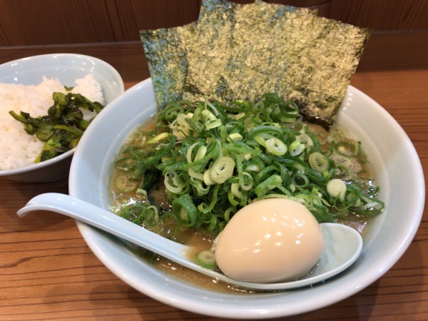 「特製ラーメン 並(濃いめ、多め)+無料ライス 大 850円」@横浜家系ラーメン 武蔵家 秋津店の写真