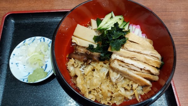 「冷やしむじな蕎麦 900円」@そば処 初味の写真