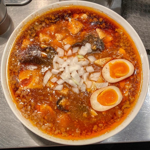 「背脂煮干麻婆麺（ニラ抜き）¥1,100 とろたま ¥100」@麺屋 愛心 TOKYO 町屋店の写真