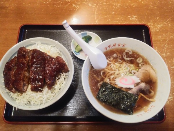 「Aセット 1400円 ソースカツ丼半ラーメン」@牛乳屋食堂の写真