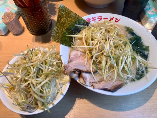 「ネギコテチャーシューメン(3枚)＋ネギ飯」@○新 ネギラーメン 新橋店の写真