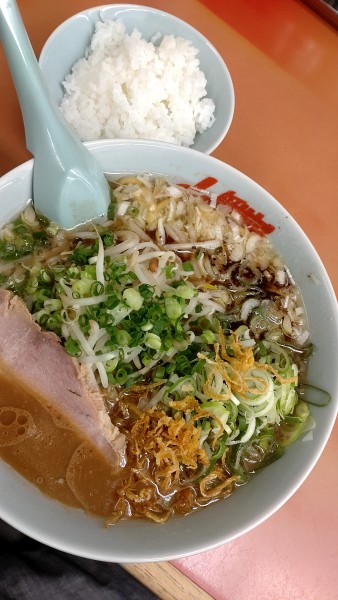 「焦がし醤油ラーメン　半ﾗｲｽｾｯﾄ（1000円税込）」@ラーメン山岡家 熊谷店の写真