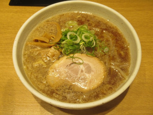 「正油らーめん(850円)」@札幌らーめん 北の大地 新宿三丁目店の写真
