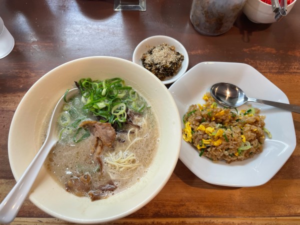 「博多豚骨ラーメンランチ（半チャーハン）」@幸心堂の写真