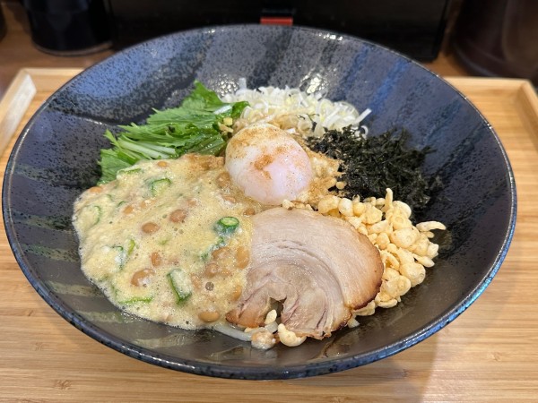 「限定！ねばとろ冷やしまぜそば 1100円」@らぁめん 麺彩家の写真