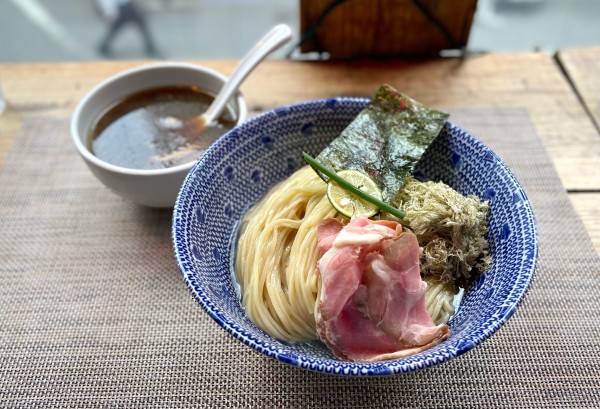 「【限定】地鶏の昆布水つけ麺 ¥1000」@RAMEN GOSSOU 新橋店の写真