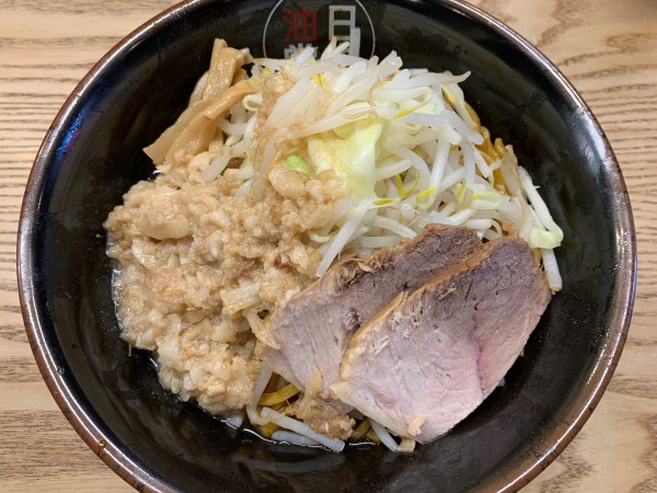 「ブラックジャンク油そば」@日本油党 渋谷総本部の写真