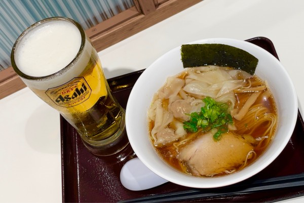 「ワンタンめん & 生ビール」@カドヤ食堂 阪神梅田店の写真