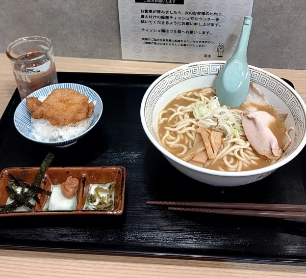 「こいくち中華そば 中タレカツ茶漬け 1290円」@弘前煮干し中華そばスタンド ニボる?の写真