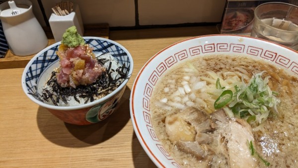 「醤油（まったり）トロたくちらし　1090円」@きたかた食堂の写真