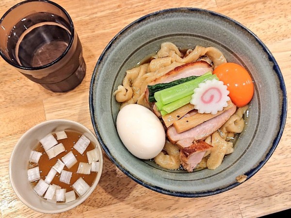 「油そば(出汁スープ付き) ＋味玉」@だしと麺 遊泳の写真