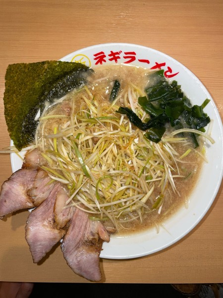 「ネギチャーシューメン（3枚）　チャ飯」@○新 ネギラーメン 新橋店の写真