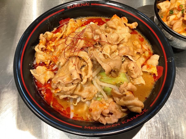 「紅らーめん バラ肉増し+紅丼」@麺創研 紅 府中の写真