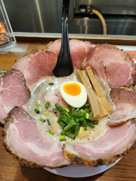「濁とんラーメン　チャーシュー」@あいつのラーメン かたぐるま 本店の写真