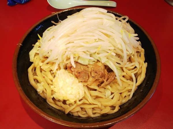 「塩アブラーメン（豚1枚　ニンニクアブラ）　900円」@ラーメン二郎 荻窪店の写真