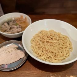 塩つけ麺¥880、大盛無料、鶏チャーシュー¥220