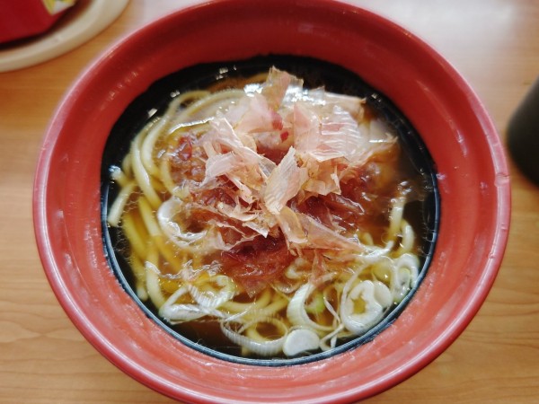 「追い鰹醤油らーめん」@無添くら寿司 坂戸店の写真