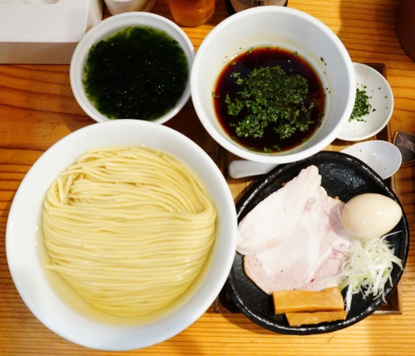 「つけ麺 300g 醤油＋味玉＋あおさ塩＋あおさ昆布水＋瓶ビー」@麺屋鈴春の写真