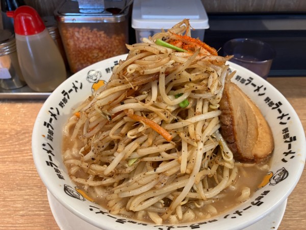 「豚骨野郎ラーメン880円＋大盛り250円」@野郎ラーメン 秋葉原店の写真