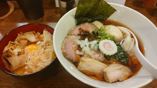 「特製らーめん【醤油】・鰹節と阿波尾鶏節の卵かけご飯」@川崎の淡麗系夜鳴き中華そばの写真