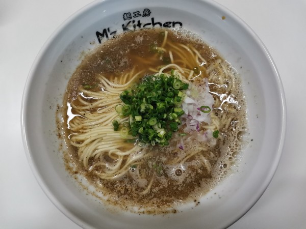 「醤油濃厚かけ煮干しそば」@M'z Kitchenの写真