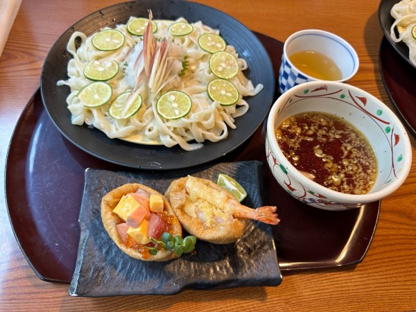 「すだちうどんと飾り稲荷セット1,419円」@海山亭いっちょう 富岡店の写真