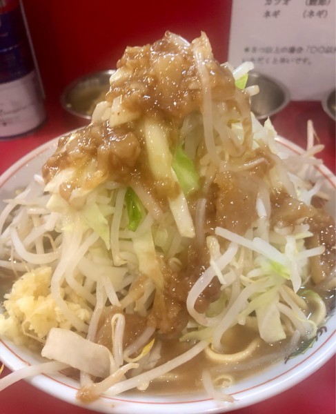 「豚2枚ラーメンヤサイアブラ 生姜 生卵 900+50+50円」@ラーメン英二の写真