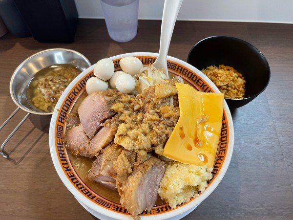 「豚ラーメン➕チーズ➕フライドオニオン➕うずら5個」@顎で喰らえ ラウンドワン草加店の写真