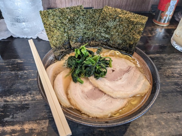 「らーめん（固め・濃め）+チャーシュー」@家系ラーメン 鶴見 幸家の写真