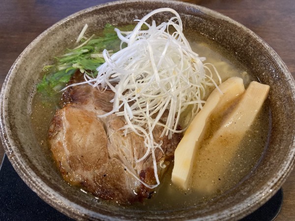 「純塩らぁ麺・中盛、味玉」@麺らいけんの写真