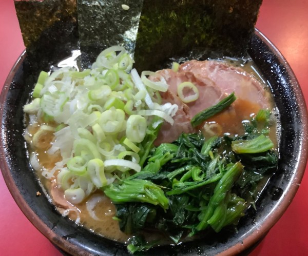 「中盛チャーシュー麺＋ほうれん草＋ネギ」@家系ラーメン とらきち家の写真