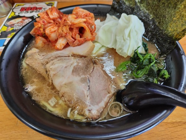「とんこつ醤油ラーメン　※かため　※㋗で５００円　＋キムチ」@横浜ラーメン 萬年家の写真