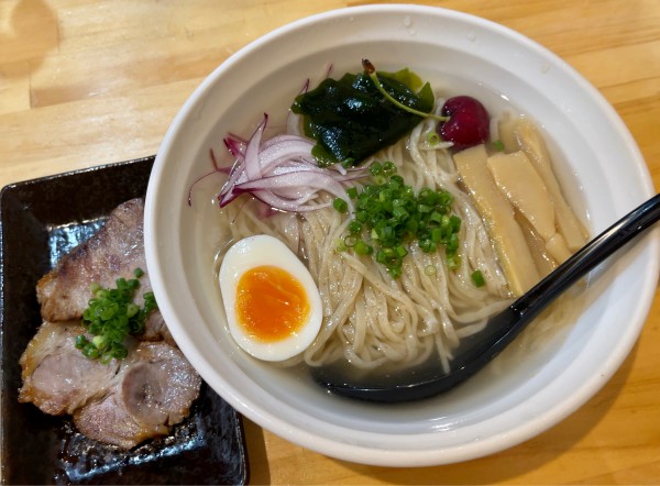 「天然真昆布と京サワラ煮干しの潮冷やしらーめん（1000円）」@至高の出汁と麺 たかやの写真