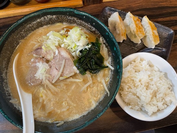 「味噌ラーメン、餃子セット」@北海道らーめん 味丸 渋谷宇田川店の写真