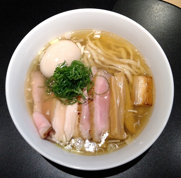 「奄美黒ほろほろ鳥と紀州鴨の中華そば(塩)【限定】＋あじ玉」@鴨中華そば 楓の写真