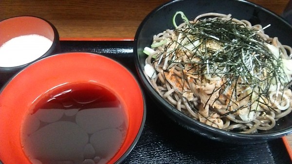 「肉とろろつけそば 900円」@名代 白木そばの写真