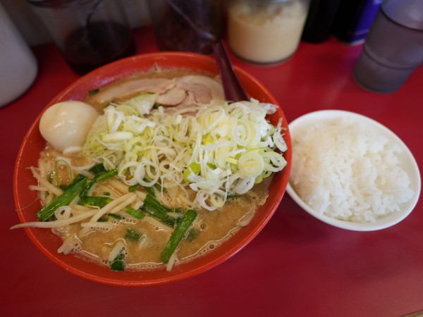 「味噌ラーメン 麺硬め＋薬味多め＋サービスライス＋サービス味玉」@らーめん弁慶 浅草本店の写真