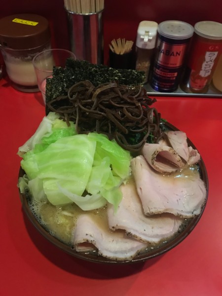 「チャーシューメン 900円＋キャベツ 100円」@どんとこい家の写真