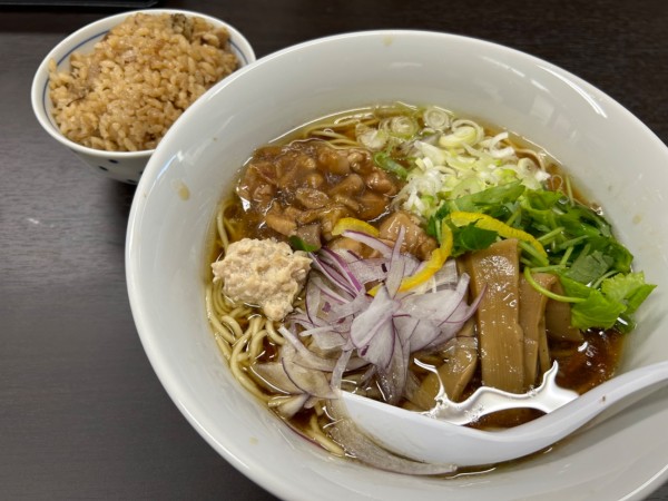 「朝ラー麺(鶏あんらぁ麺)750円+炊き込みご飯100円」@らぁ麺 亀我楽の写真