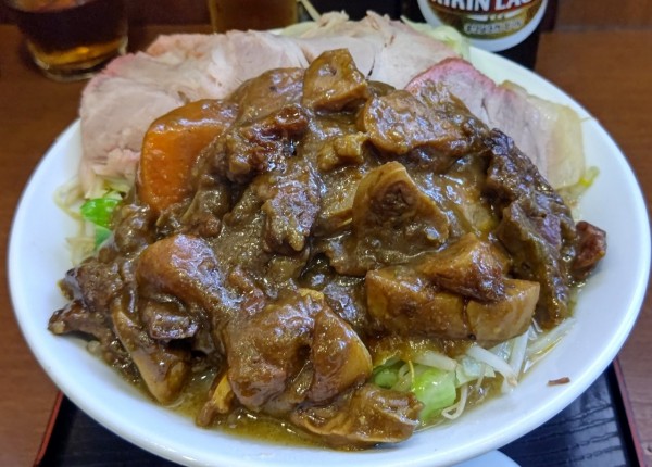 「もつカレー半チャーシュー」@ラーメンあやの写真