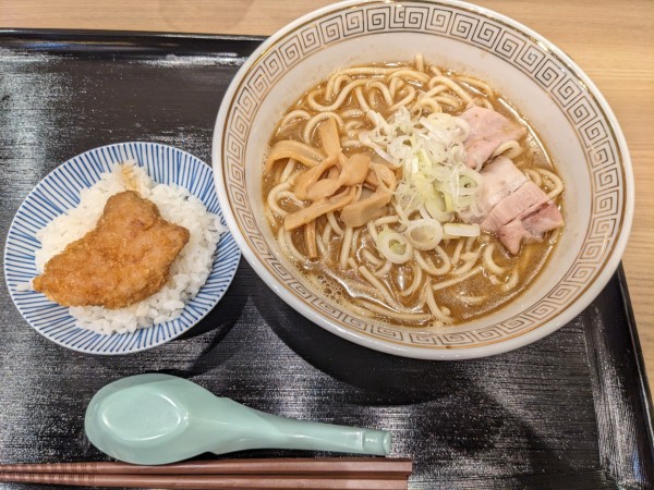 「こいくち中華そば 中タレカツ茶漬け」@弘前煮干し中華そばスタンド ニボる?の写真