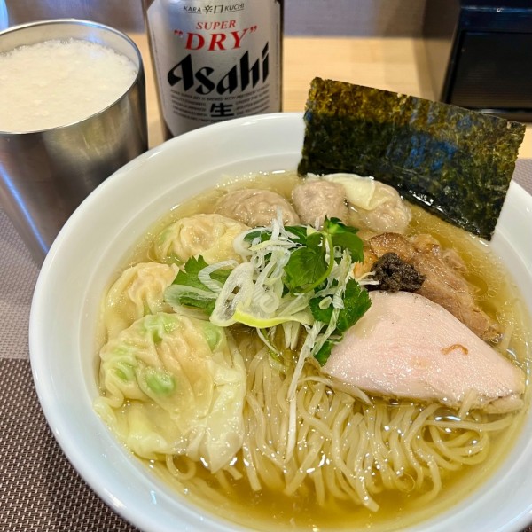 「ワンタン塩らぁめん＋ビール 中瓶」@麺や旬香の写真