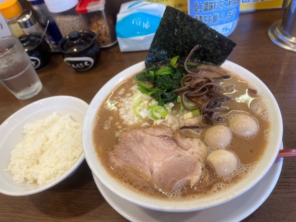 「ラーメン　Twitterサービスうずら3個　半ライス」@うまいヨ ゆうちゃんラーメンの写真