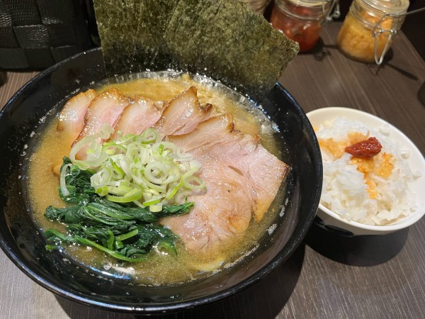 「豚骨醤油らーめん+チャーシュー　小ライス ¥1,200」@横浜家系らーめん 澤家の写真