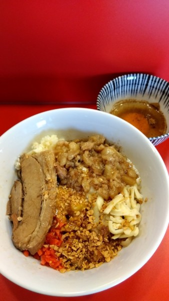 「ジャンクまぜそば+生卵」@まぜそばマゼロー 船橋店の写真