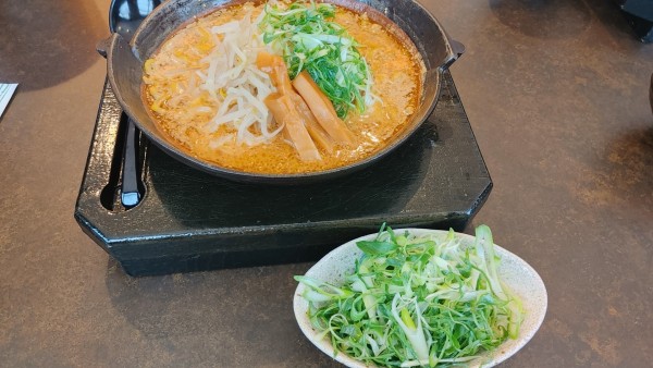 「焼き味噌らーめん 大盛 ネギトッピング」@麺屋 蔵人 松本和田店の写真