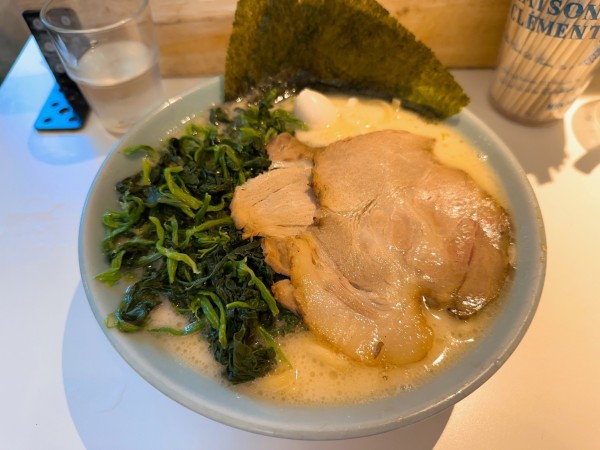 「塩豚骨ラーメン、麺増し、ほうれん草」@○花の写真