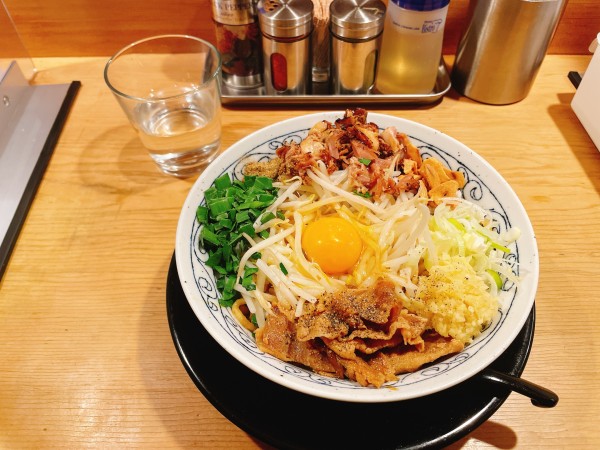 「白山味噌まぜそば」@肉盛り味噌らーめん 侍倶楽部 赤羽駅前店の写真