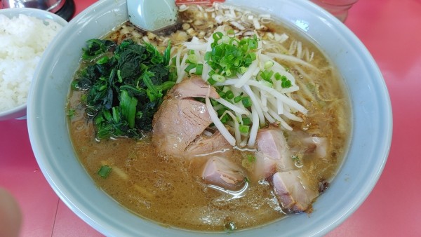 「期間限定　焦がし醤油ラーメン　ほうれん草、コロチャートッピン」@山岡家 松本店の写真